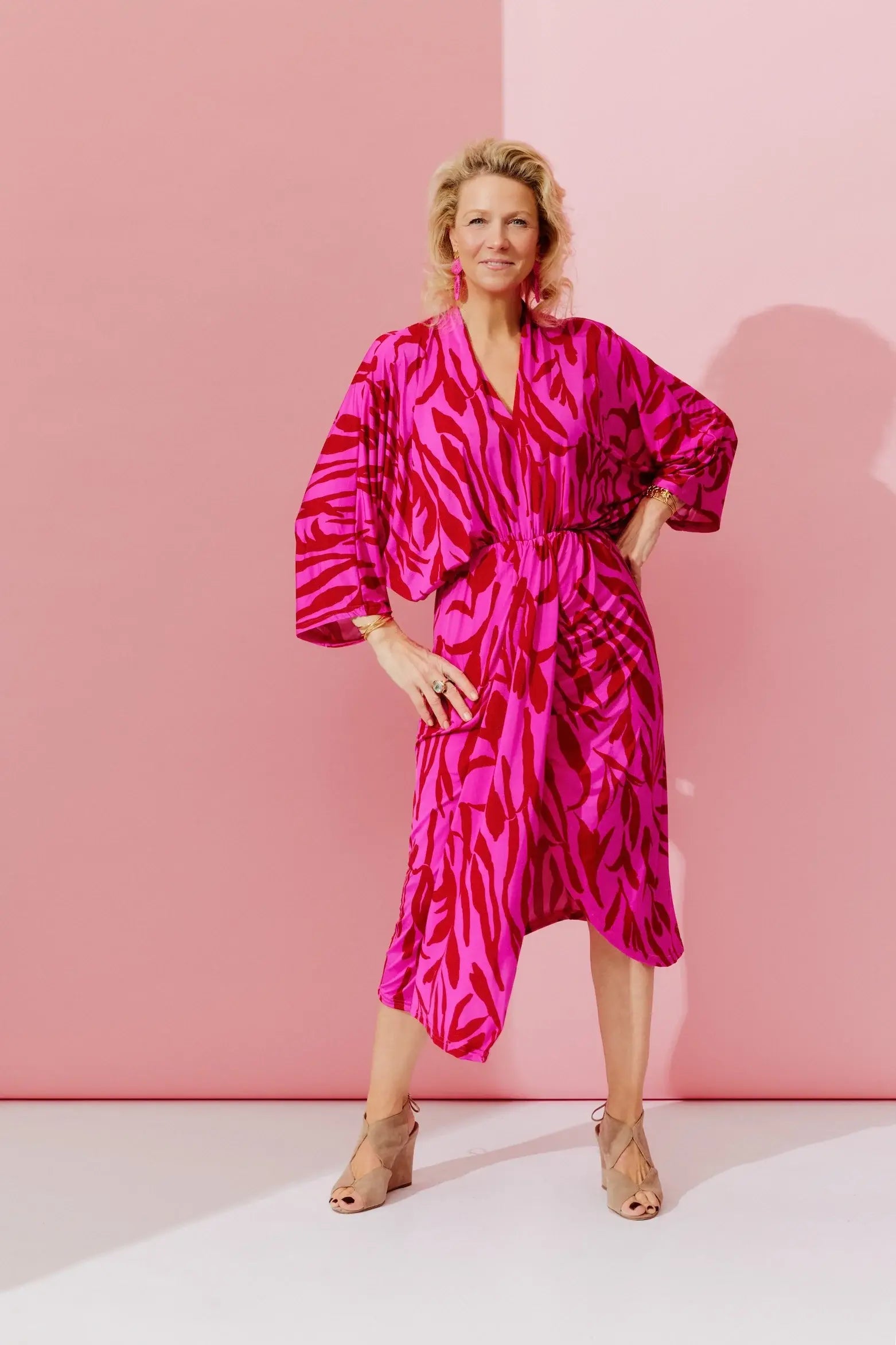 Frau im Studio im Kleid Sara im Print Fuchsia Dream vom Hamburger Modelabel stegmann mode