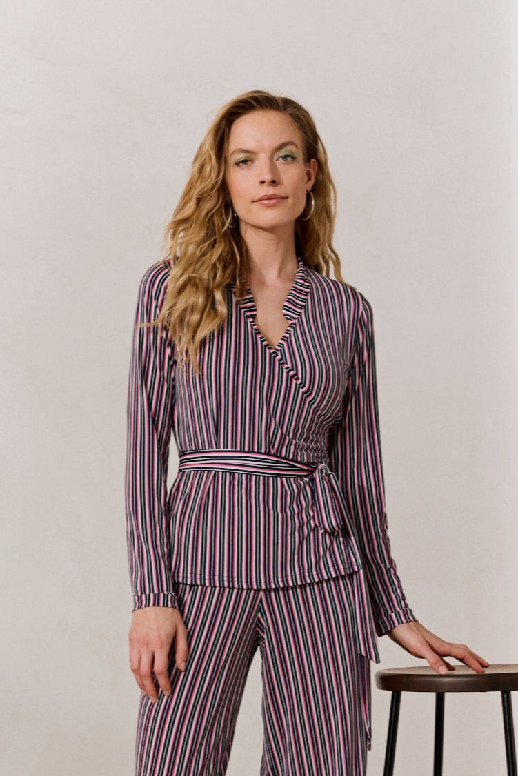 Kurze Bluse in Wickeloptik vom Hamburger Modellabel stegmann mode