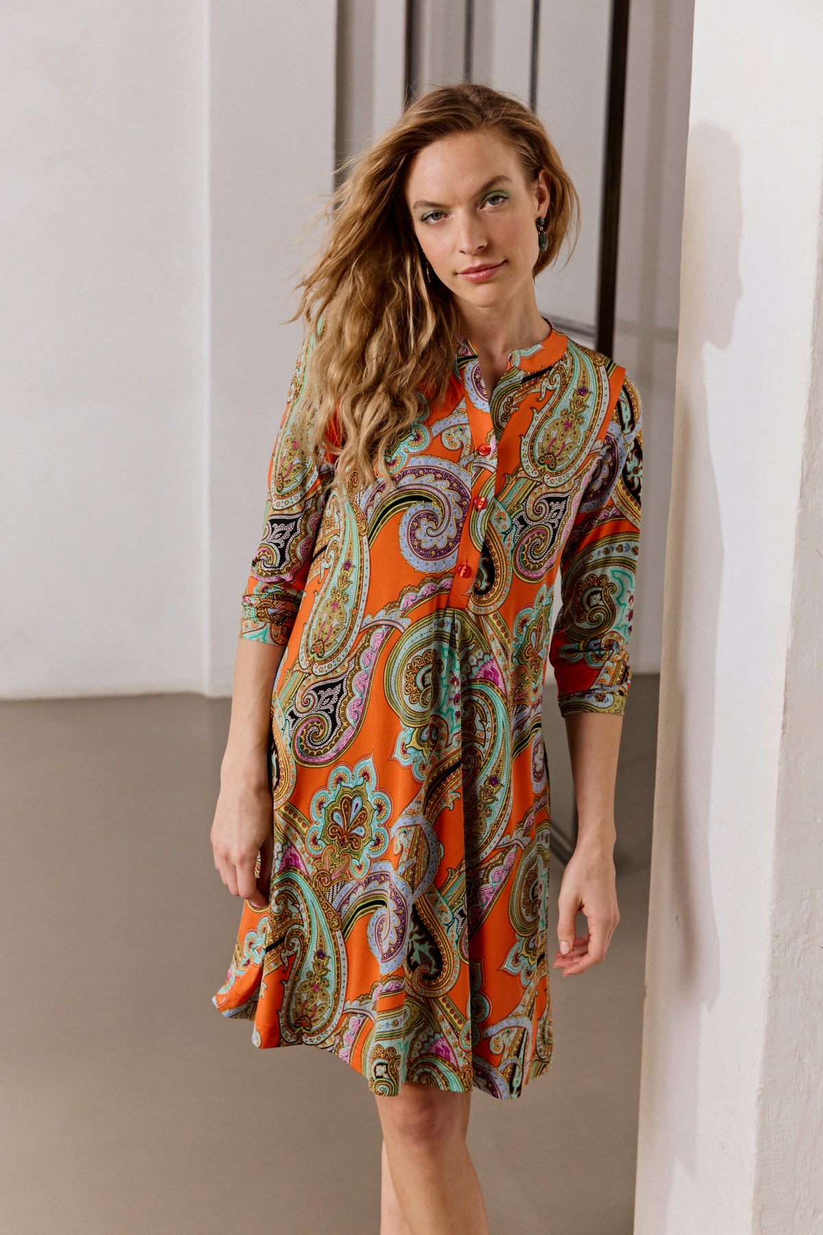 Kleid mit Knopfleiste und Muster von dem Hamburger Modelabel stegmann 