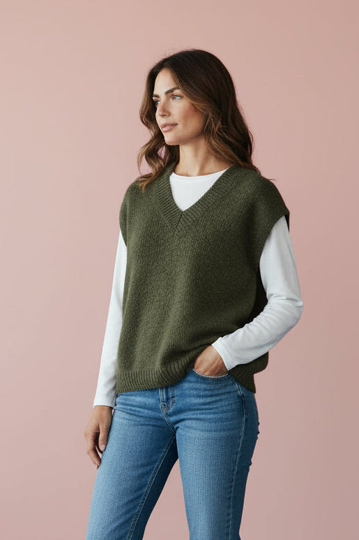 Produktfoto vom Pullunder Alva in der Farbe Khaki vom Hamburger Modelabel stegmann mode