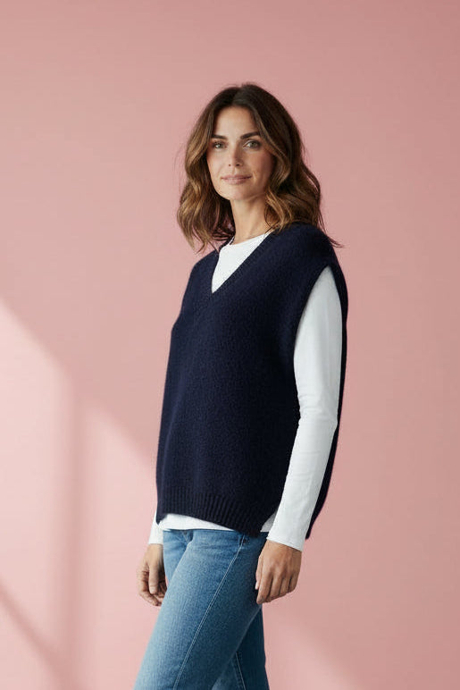 Produktfoto vom Pullunder Alva in der Farbe Marine vom Hamburger Modelabel stegmann mode