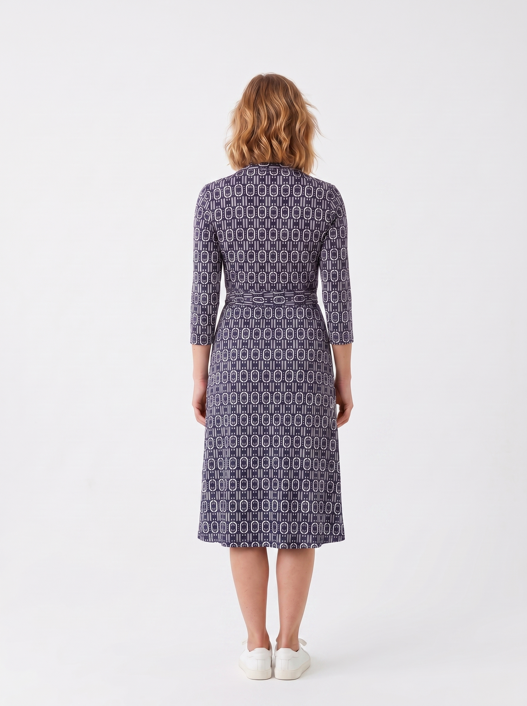 KI generiertes Modell von hinten im weißen Studio im Kleid Andrea im Print Trikot Bleu vom Hamburger Modelabel stegmann mode