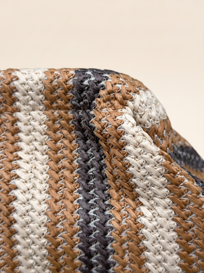 close up Clutch in Bastoptik den Farben Sand / Caramel vom Hamburger Modelabel Stegmann Mode