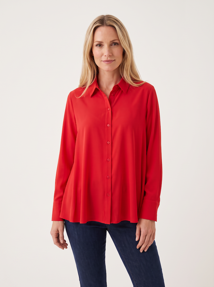 KI generiertes Modell im hellen Studio in der Bluse Milly in der Farbe rot vom Hamburger Modelabel Stegmann Mode