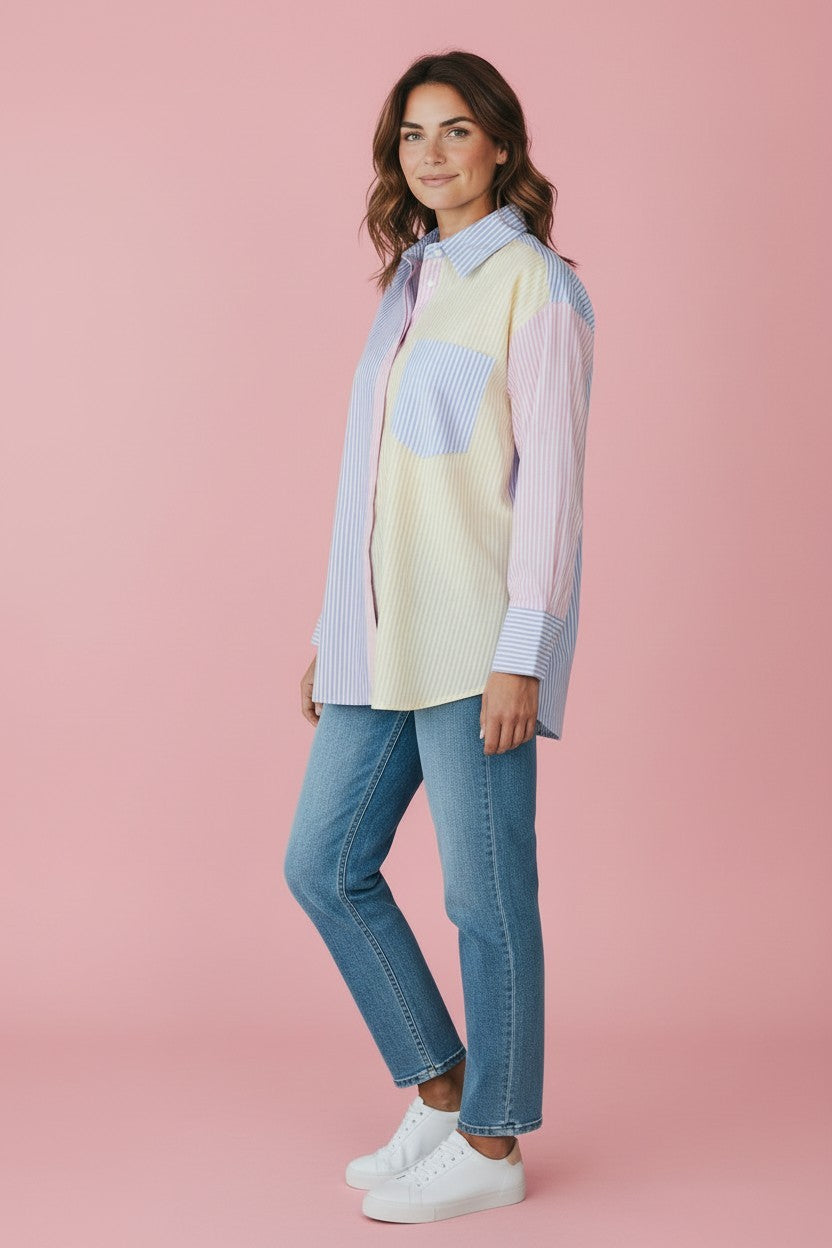 KI generiertes Modell im Studio mit Bluse mit Patchwork Muster in Pastelltönen vom Hamburger Modelabel stegmann mode