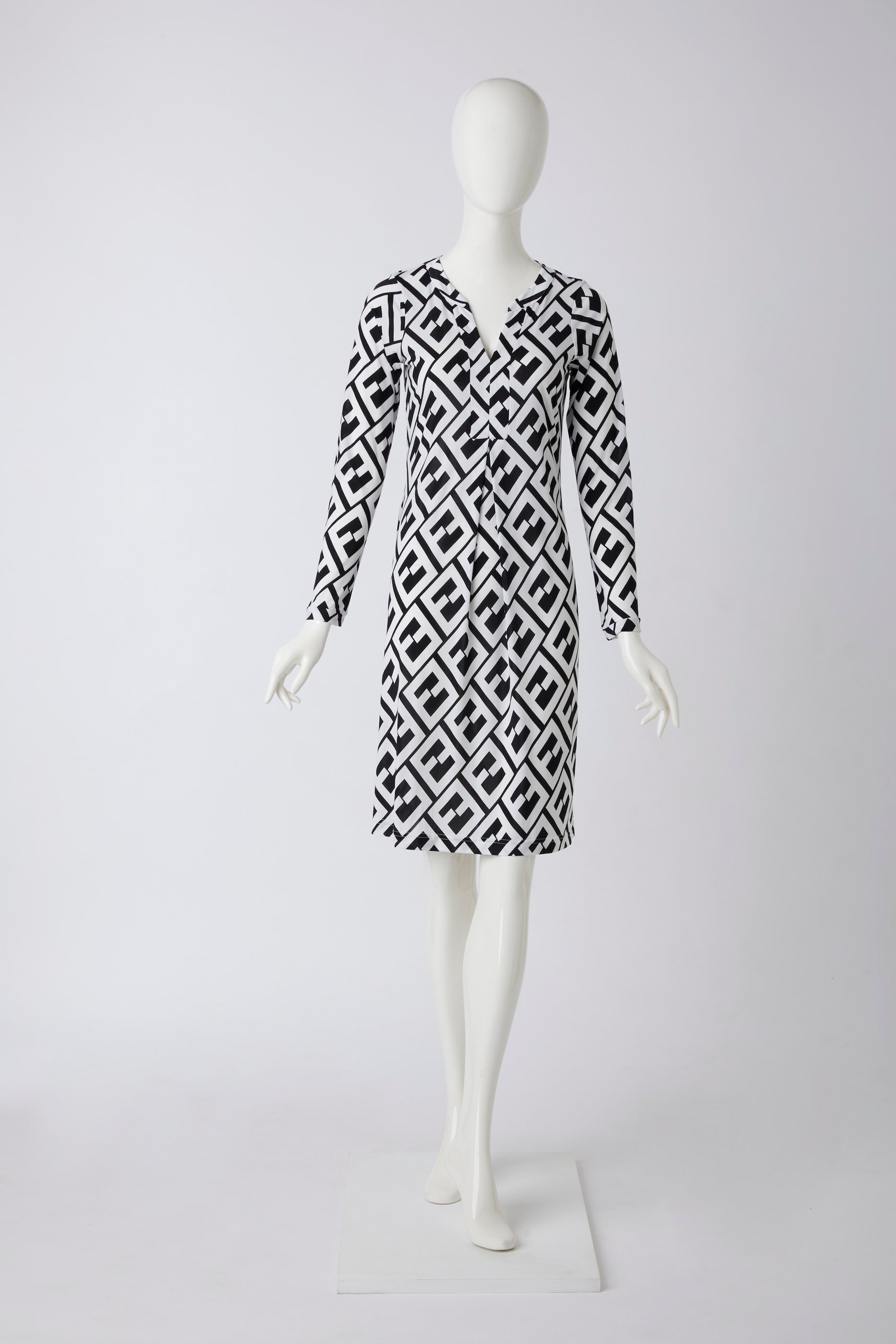 Kleid mit schwarz weißem Muster von dem Hamburger Modelabel stegmann mode