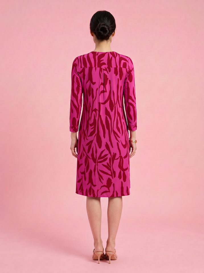 KI generiertes Modell von hinten im Studio im Kleid Bobby im Print Fuchsia Dream vom Hamburger Modelabel stegmann mode