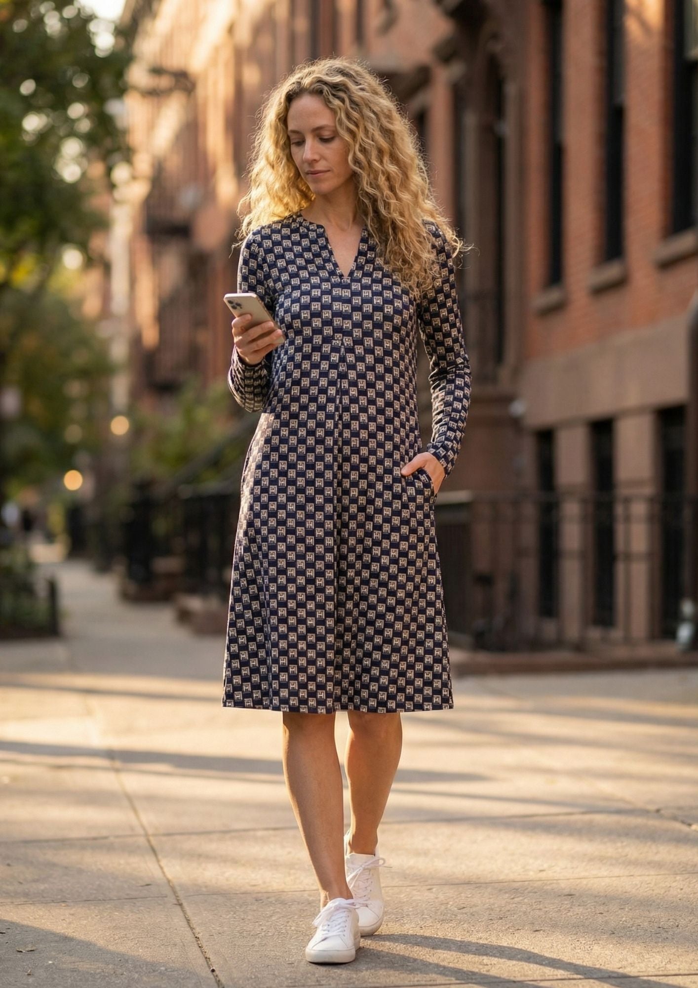 KI Modell in urbaner Umgebung im Kleid Bobby im Print Hetage vom Hamburger Modelabel stegmann mode