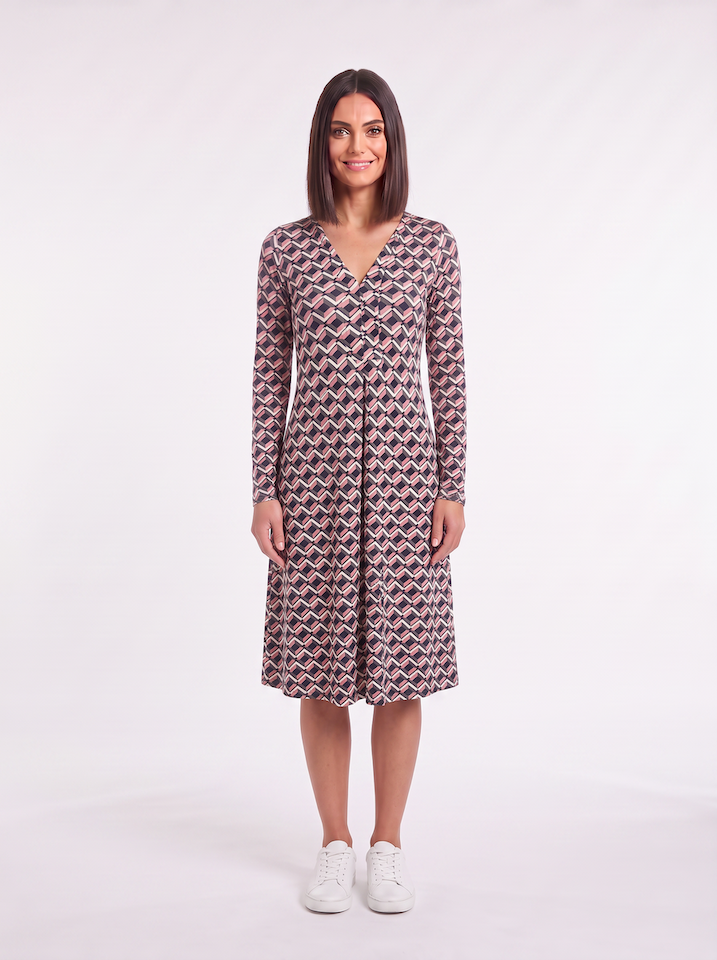 KI generiertes Model im Studio im Kleid Bobby im Print Mosaik Rose vom Hamburger Modelabel Stegmann Mode