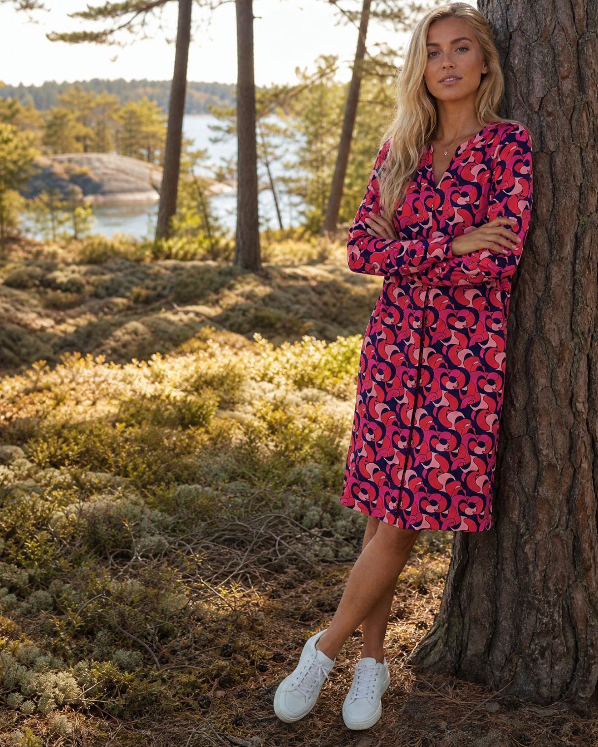 KI generiertes Model in der Natur im Kleid Bobby im Print Yves vom Hamburger Modelabel Stegmann Mode