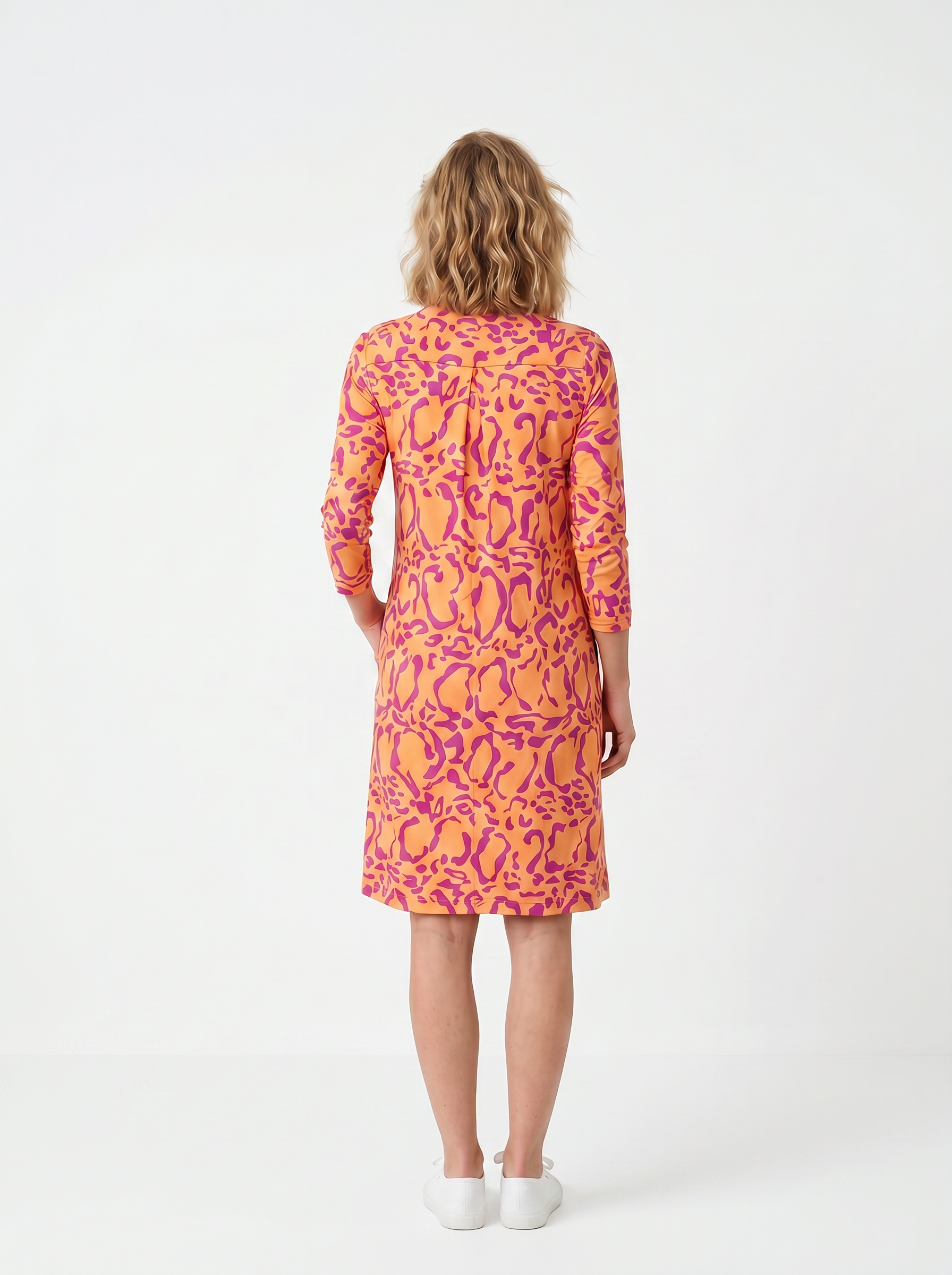 KI generiertes Modell von hinten im weißen Studio im Kleid Bobby im Print Panthere Orange vom Hamburger Modelabel stegmann mode