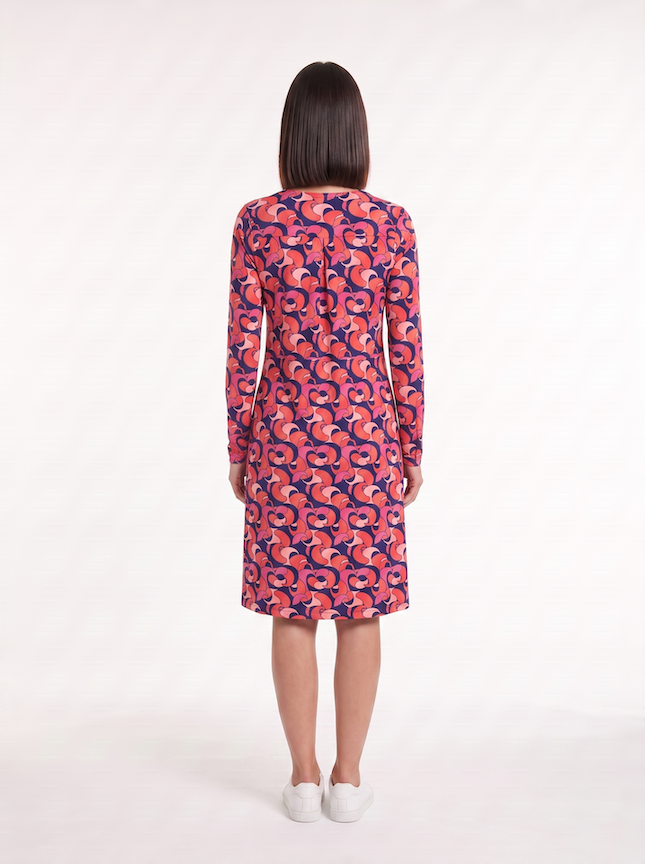 KI generiertes Model von hinten in Studio im Kleid Bobby im Print Yves vom Hamburger Modelabel stegmann mode
