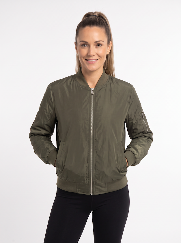 KI generiertes Modell im hellen Studio in der Bomberjacke Teddy in der Farbe grün vom Hamburger Modelabel Stegmann Mode