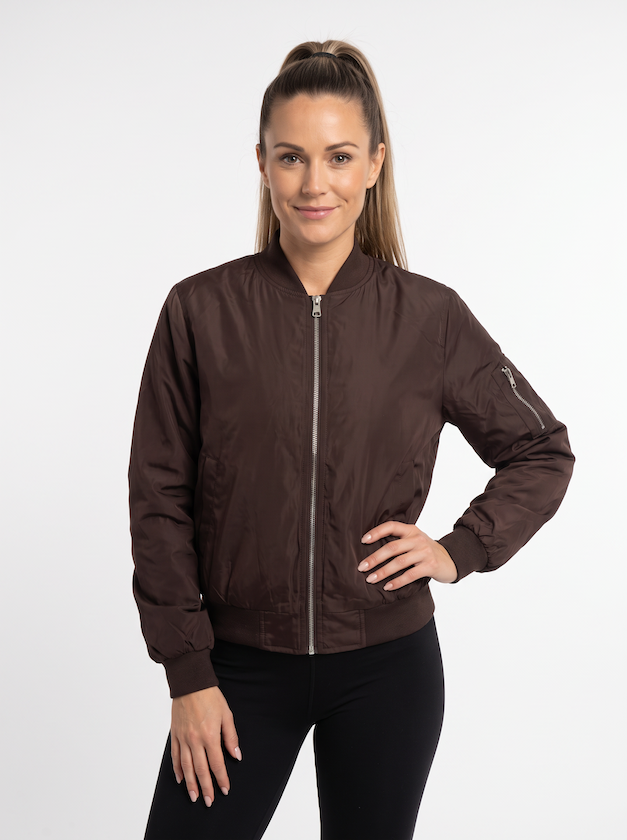 KI generiertes Modell im hellen Studio in der Bomberjacke Teddy in der Farbe braun vom Hamburger Modelabel Stegmann Mode