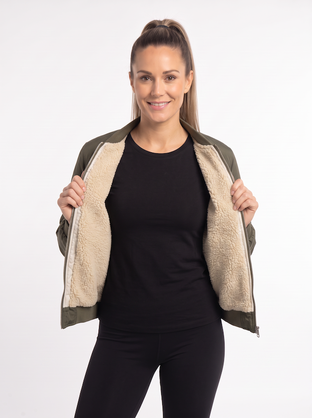 KI generiertes Modell im hellen Studio in der Bomberjacke Teddy innen Teddyfutter vom Hamburger Modelabel Stegmann Mode