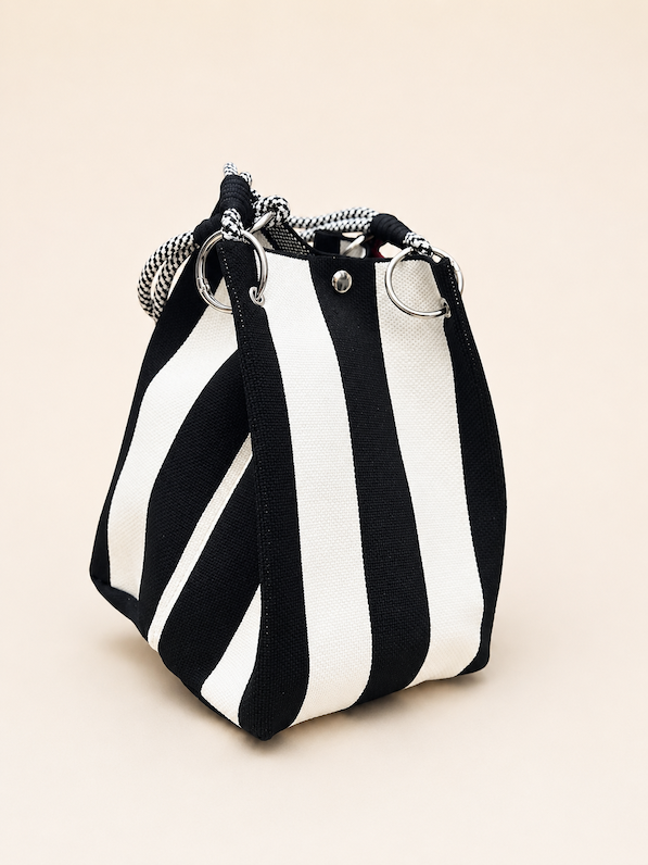 Canvas Bucket Bag schwarz weiß gestreift vom Hamburger Modelabel Stegmann Mode