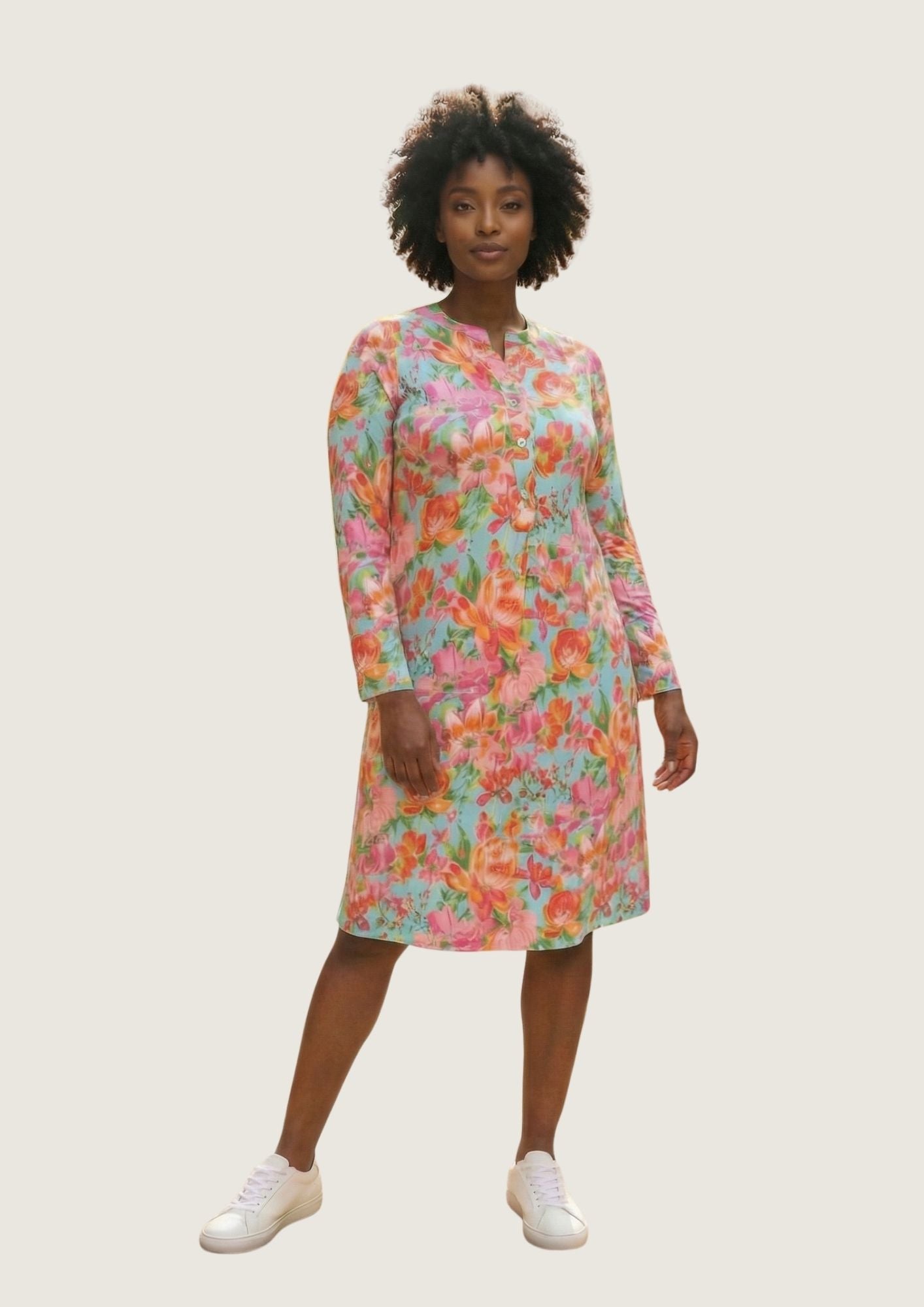 KI Modell im Studio im Kleid Carina im Print Rose Multi vom Hamburger Modelabel stegmann mode