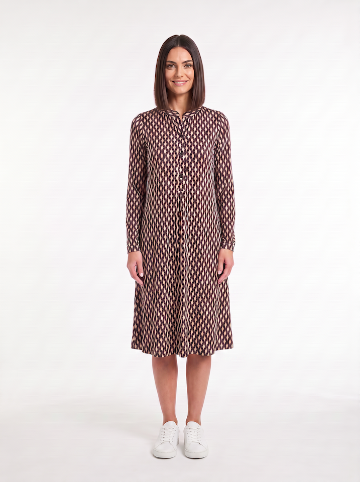 KI generiertes Model im Studio im Kleid Carina im Print Salino Taupe vom Hamburger Modelabel Stegmann Mode