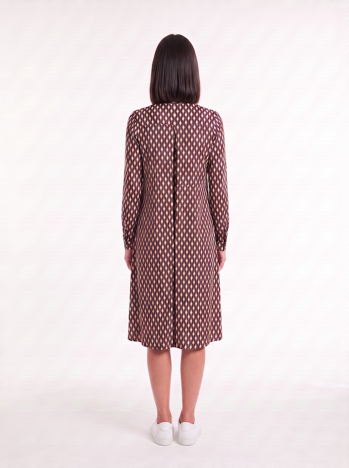 KI generiertes Model von hinten im Studio im Kleid Carina im Print Salino Taupe vom Hamburger Modelabel Stegmann Mode