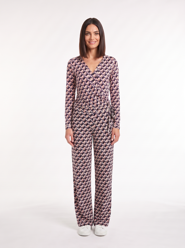 KI generiertes Model im Studio im Jumpsuit Carmen Combi im Print Mosaik Rose vom Hamburger Modelabel Stegmann Mode
