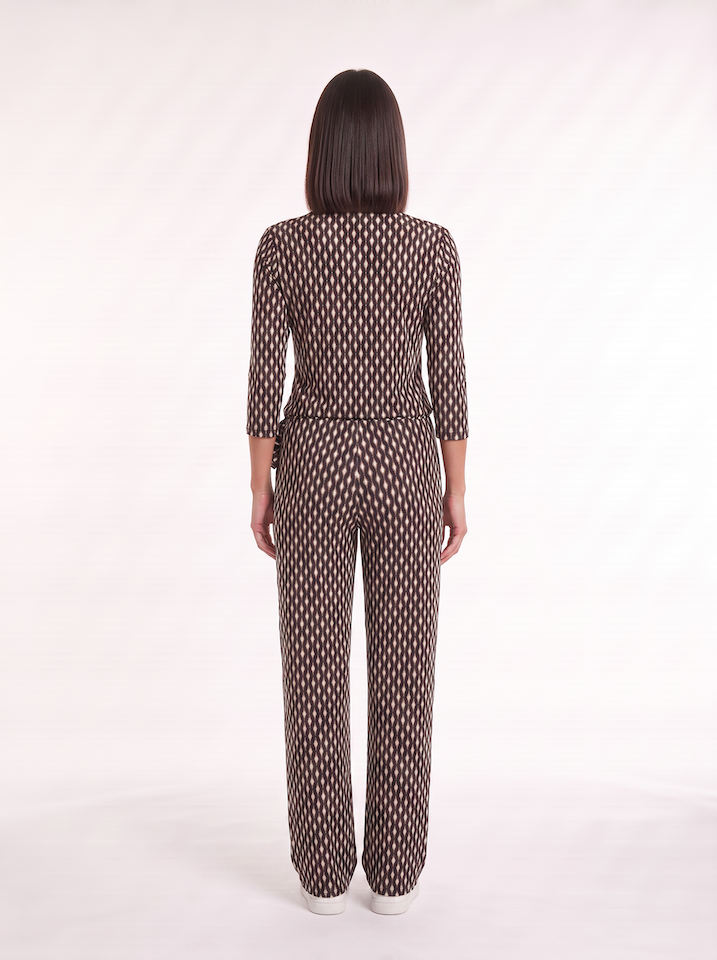 KI generiertes Model von hinten im Studio im Jumpsuit Carmen Combi im Print Salino Taupe vom Hamburger Modelabel Stegmann Mode