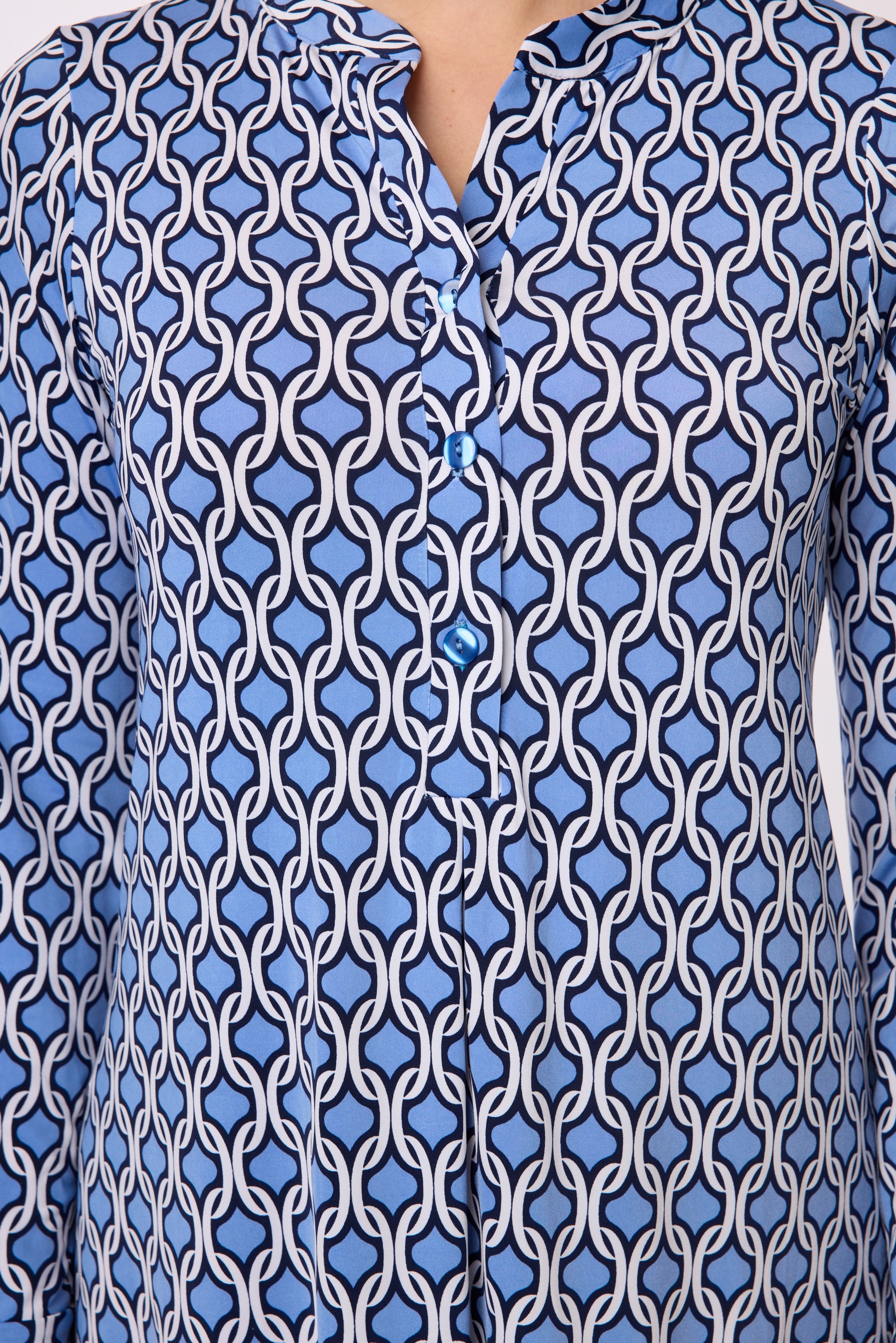 Kleid mit Knopfleiste und Muster von dem Hamburger Modelabel stegmann mode