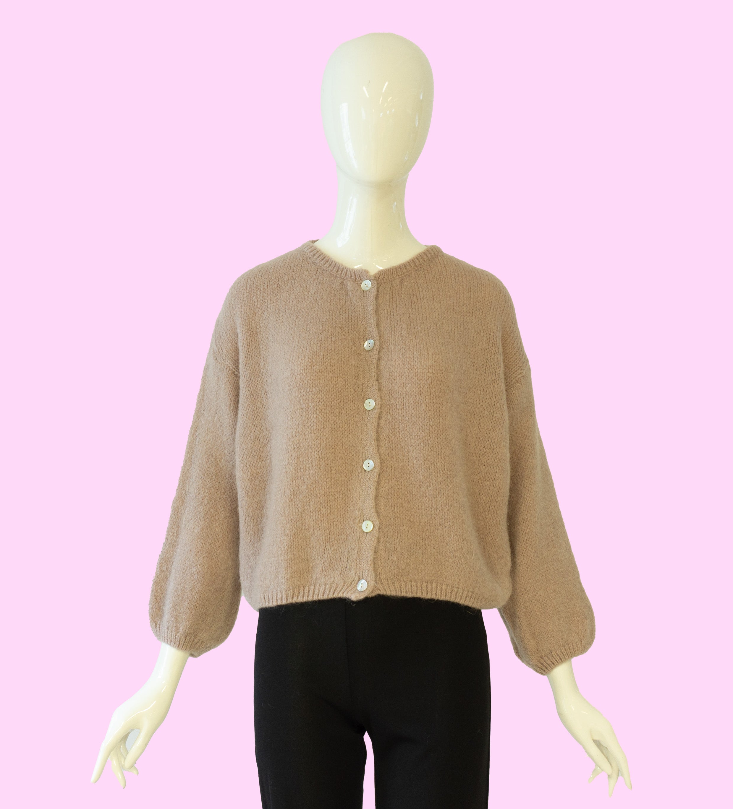 Kurze Strickjacke mit Ballonärmel vom Hamburger Modelabel stegmann mode