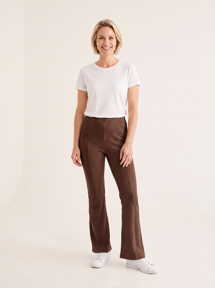 KI generiertes Modell im hellen Studio in der Cordhose Nancy in der Farbe braun vom Hamburger Modelabel Stegmann Mode