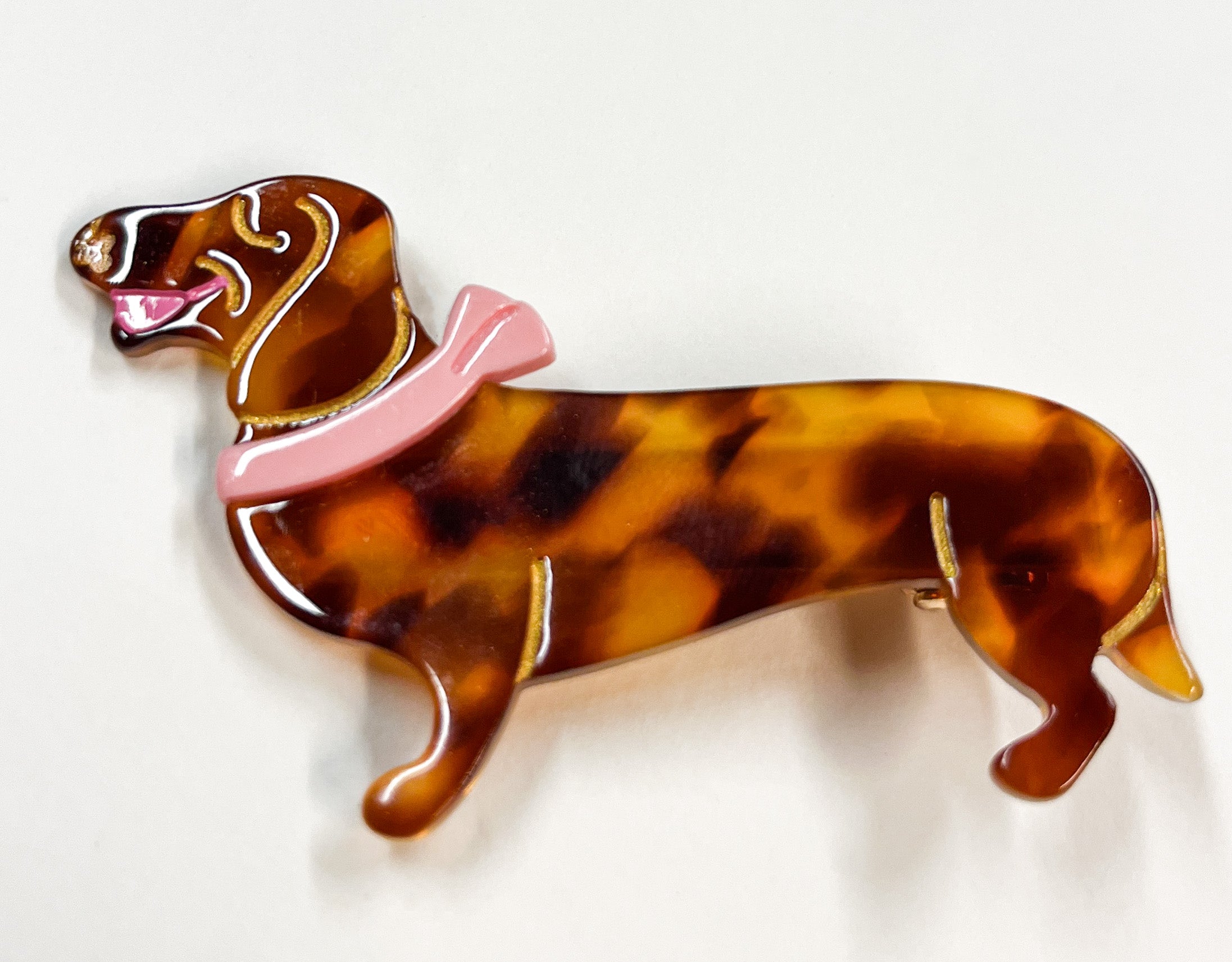 Produktfoto von Haarspange in Dackelform mit rosa Tuch vom Hamburger Modelabel stegmann mode