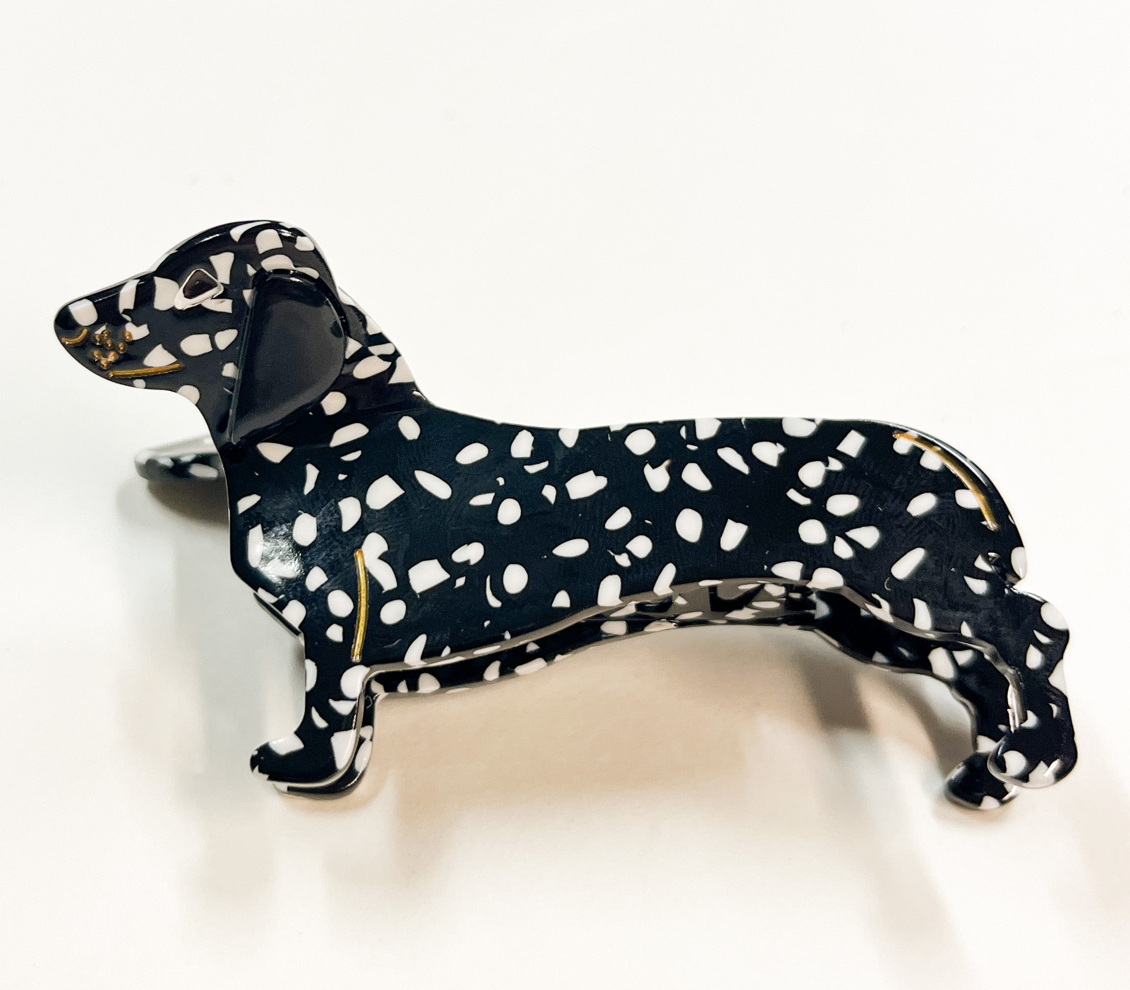 Produktfoto von Haarklammer in Dackelform in der Farbe Schwarz mit weißen Punkten vom Hamburger Modelabel stegmann mode
