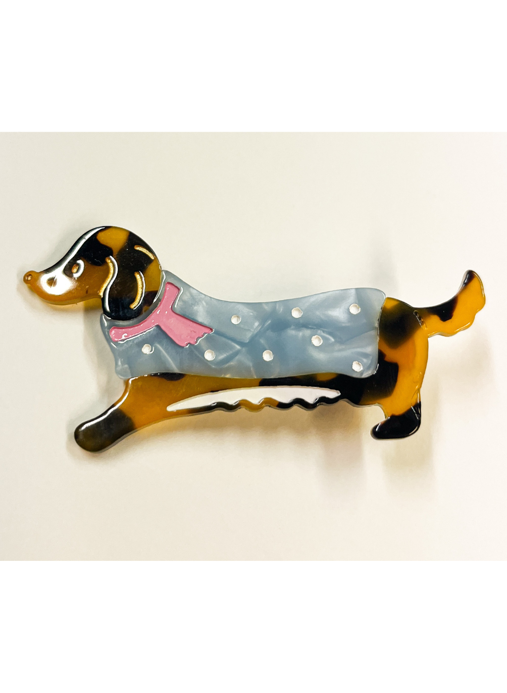 Produktfoto von Haarspange in Dackelform mit blauem Mäntelchen vom Hamburger Modelabel stegmann mode