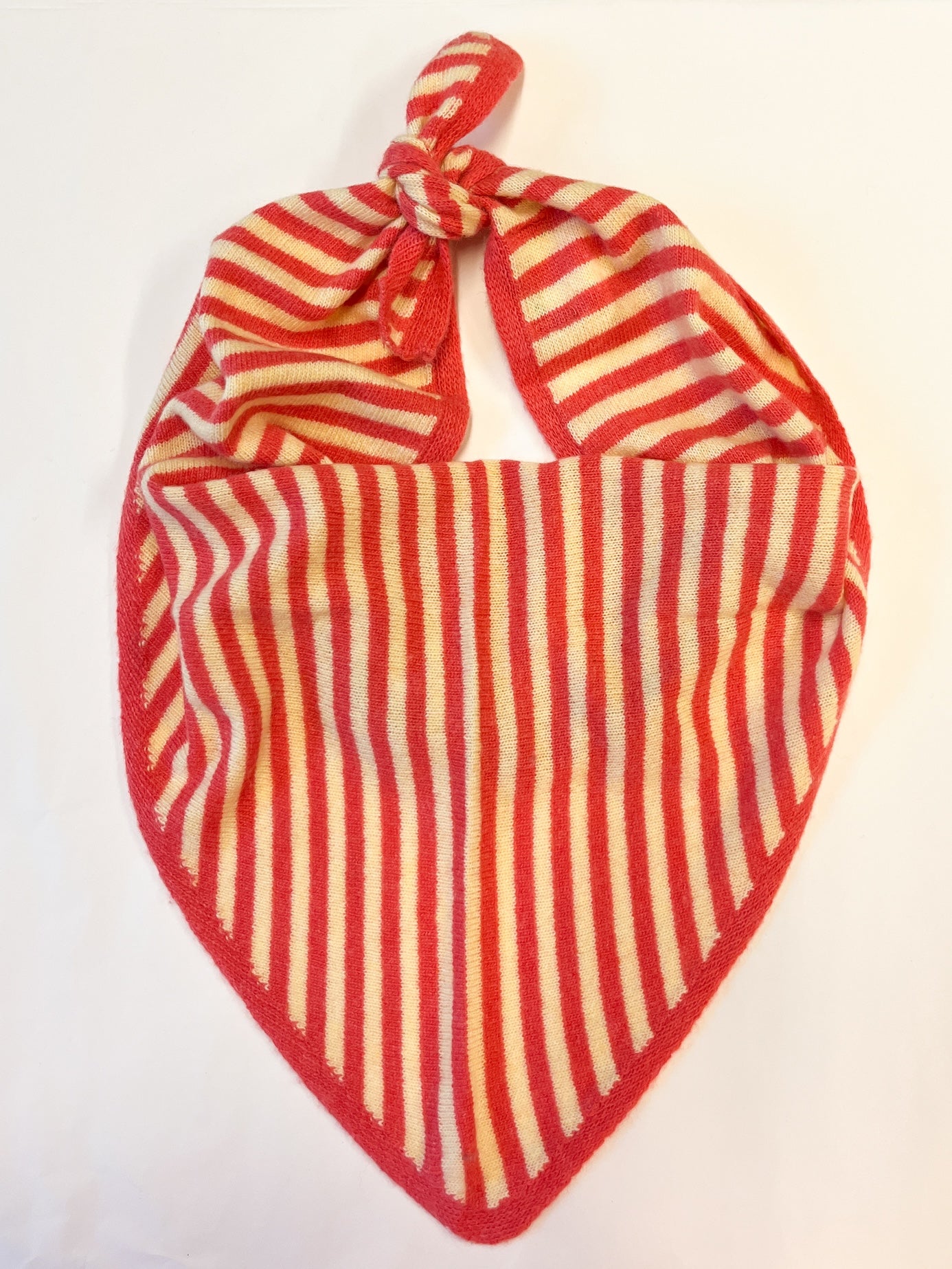 Produktfoto gestreiftes Dreieckstuch mit Cashmer in den Farben Lachs und Vanille vom Hamburger Modelabel stegmann mode