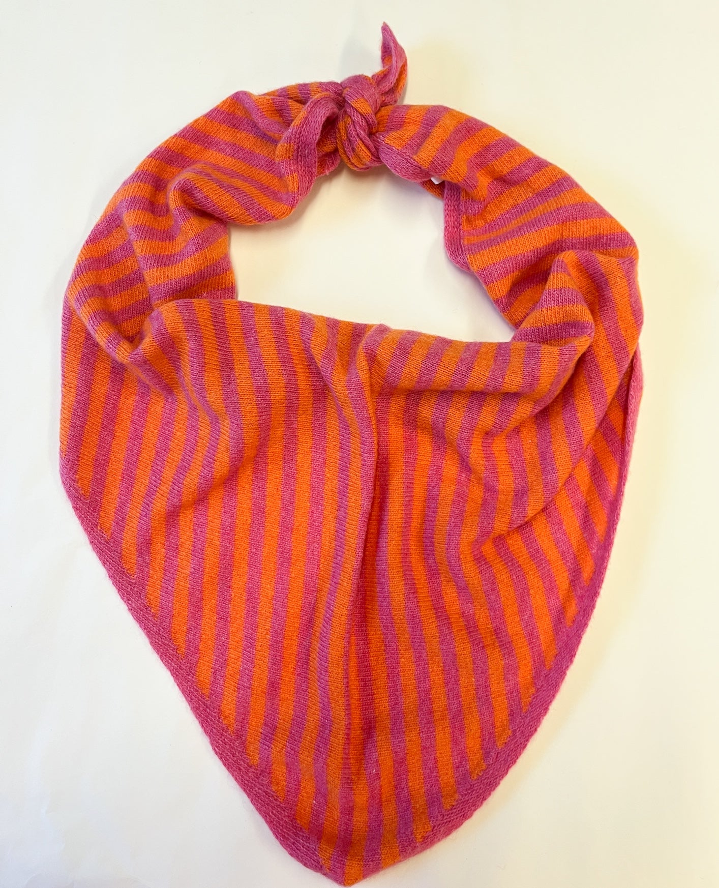 Produktfoto gestreiftes Dreieckstuch mit Cashmer in den Farben Orange und Pink vom Hamburger Modelabel stegmann mode
