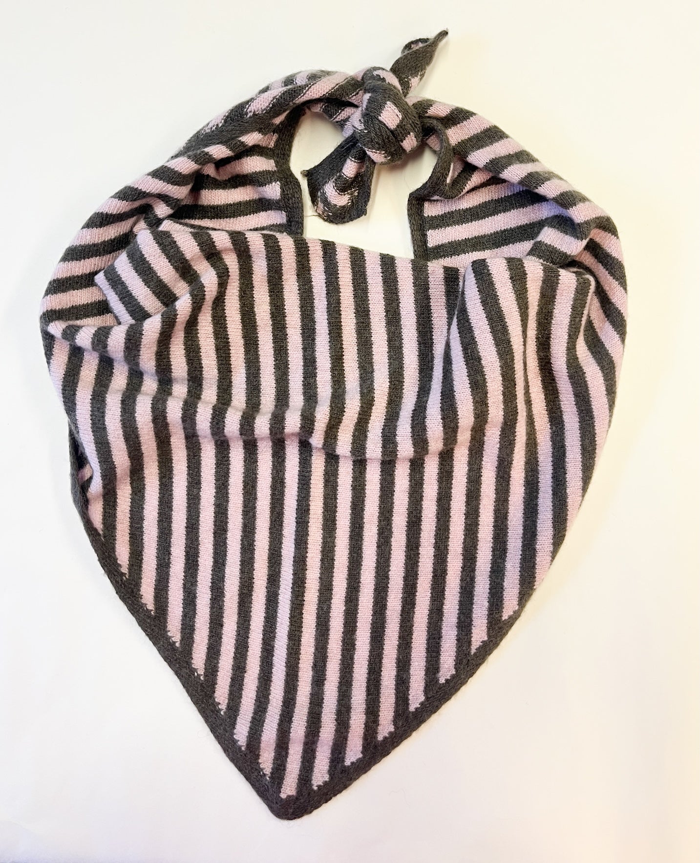 Produktfoto gestreiftes Dreieckstuch mit Cashmer in den Farben Taupe und Rose vom Hamburger Modelabel stegmann mode
