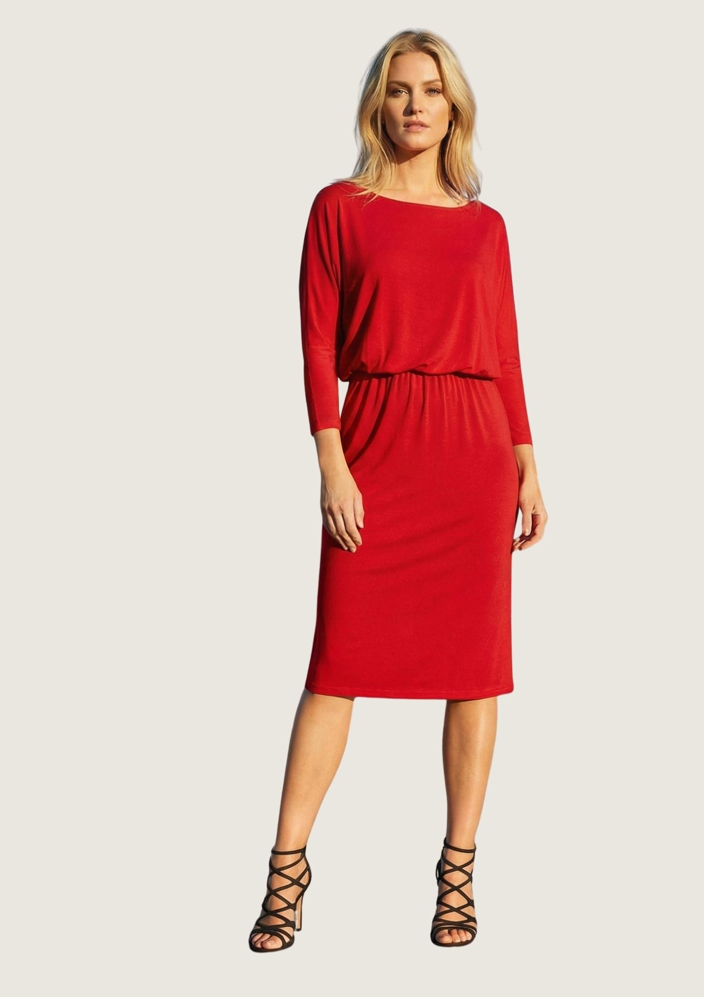 KI Modell im Studio im Kleid Gina im Print Rouge vom Hamburger Modelabel stegmann mode