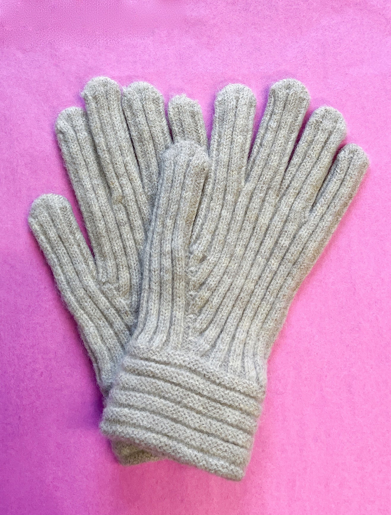 Produktfoto weicher Wollfingerhandschuh in der Farbe Grau vom Hamburger Modelabel stegmann mode