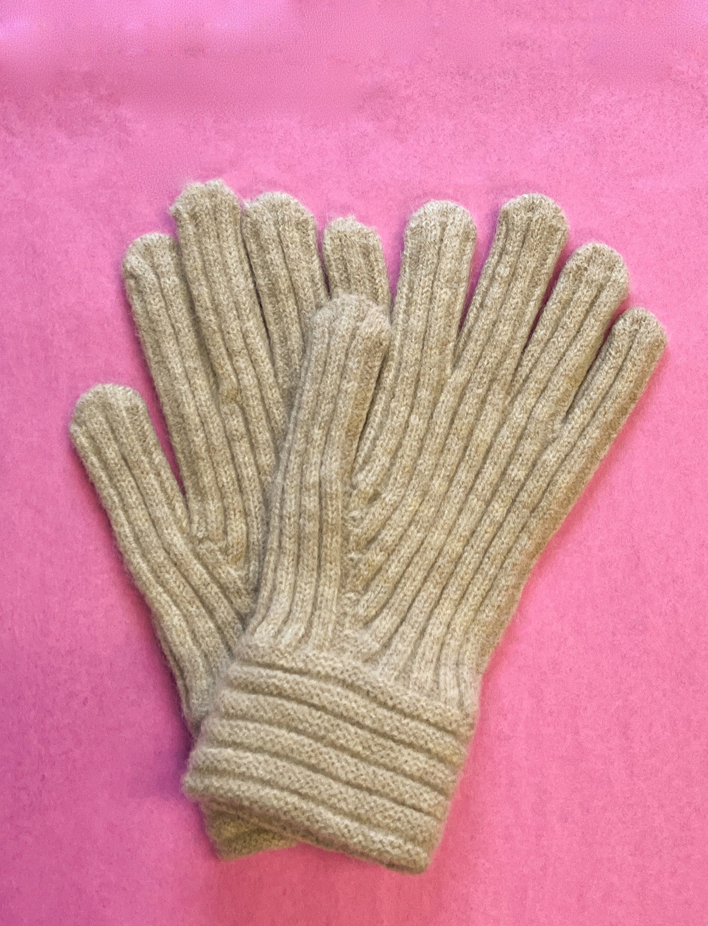 Produktfoto weicher Wollfingerhandschuh in der Farbe Sand vom Hamburger Modelabel stegmann mode
