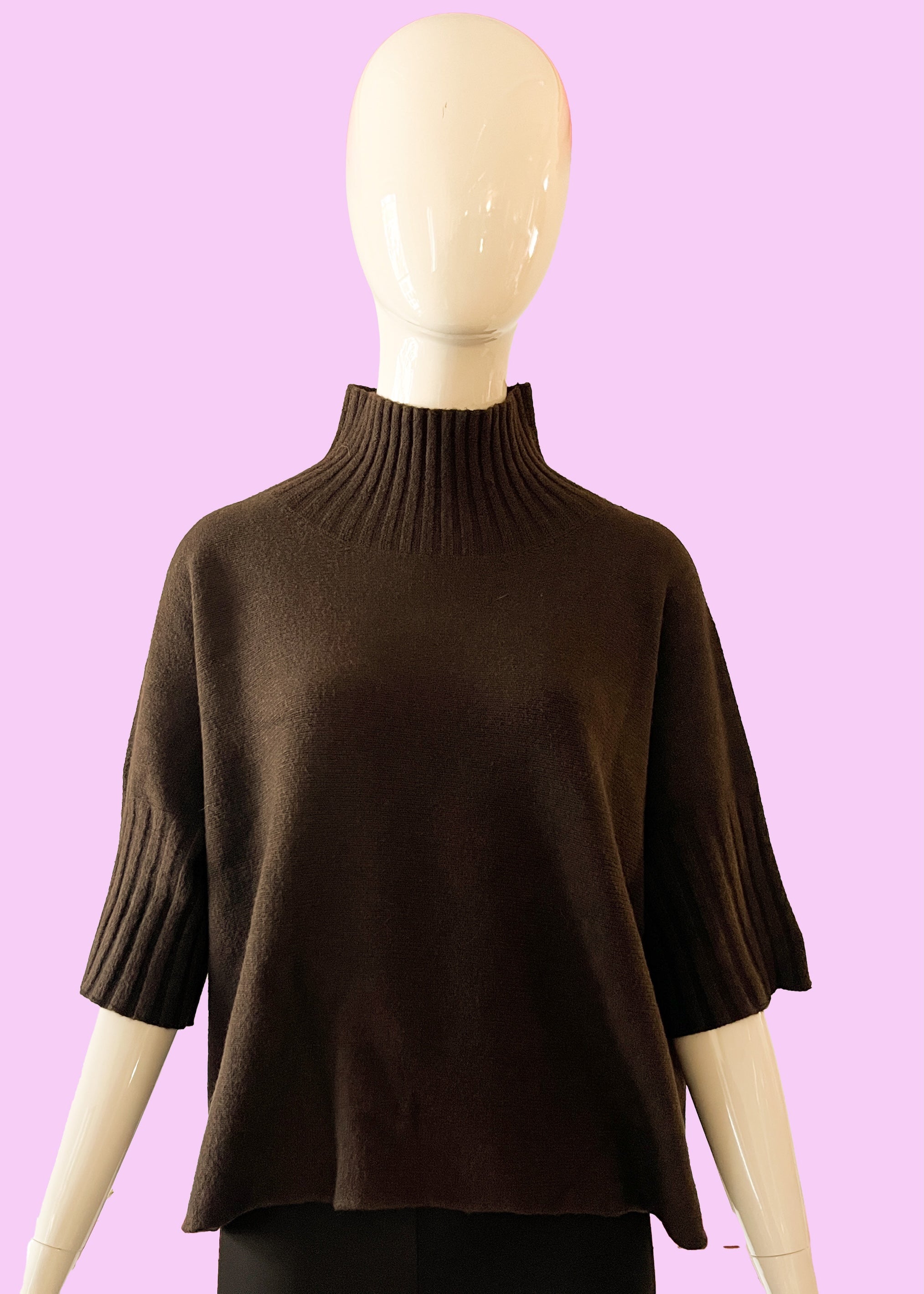 Produktfoto vom Pullover in Kastenform in der Farbe Dunkelbraun vom Hamburger Modelabel stegmann mode