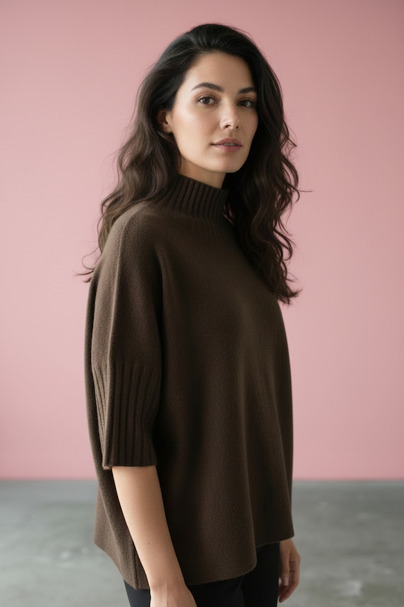 Produktfoto vom Pullover in Kastenform in der Farbe Dunkelbraun vom Hamburger Modelabel stegmann mode