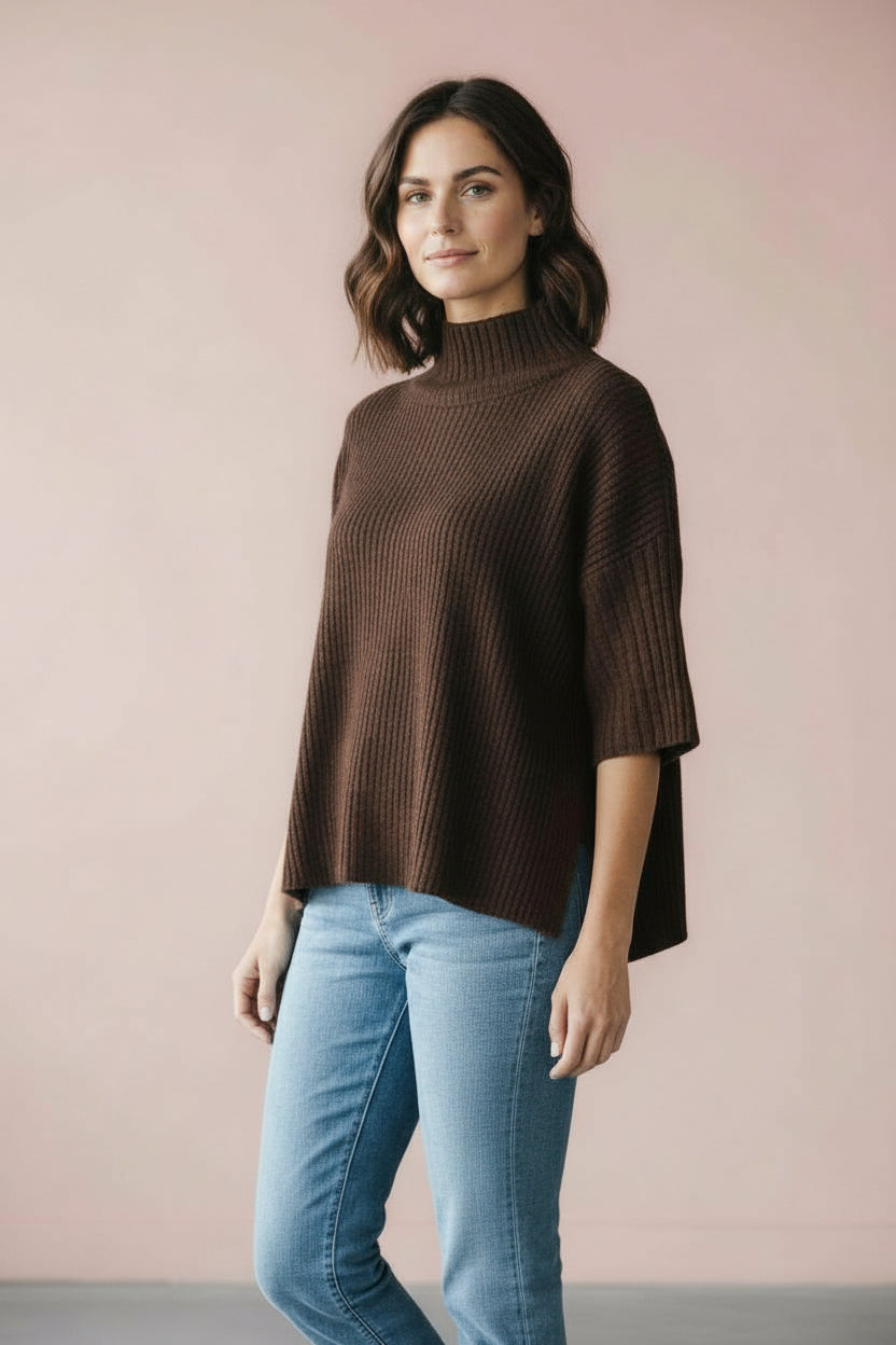 Produktfoto vom Pullover in Kastenform in der Farbe Dunkelbraun vom Hamburger Modelabel stegmann mode