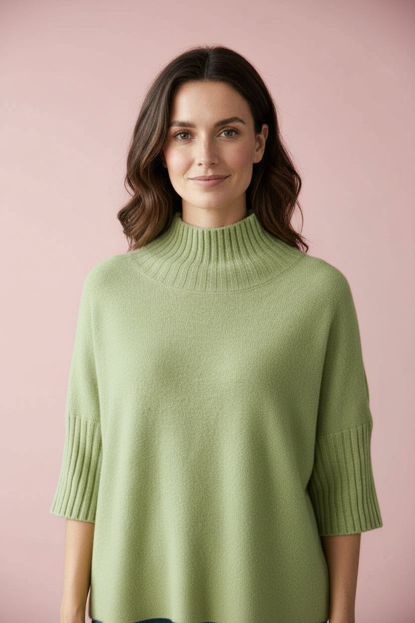 Produktfoto vom Pullover in Kastenform in der Farbe Helloliv vom Hamburger Modelabel stegmann mode