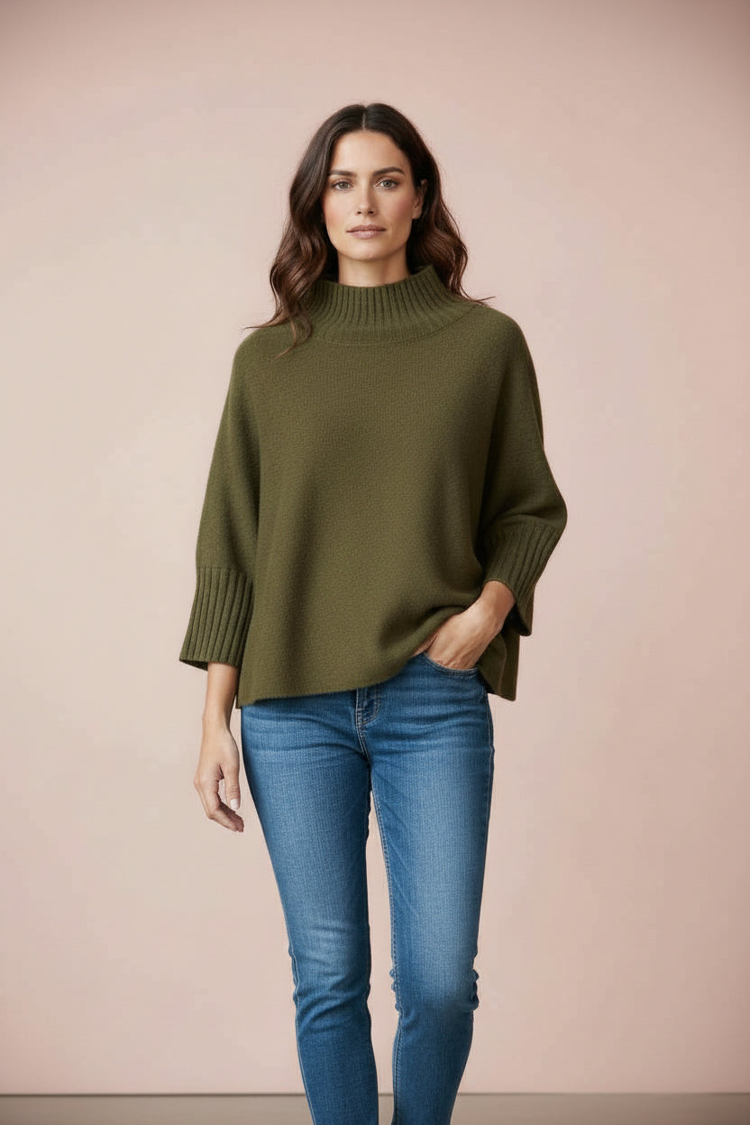 Produktfoto vom Pullover in Kastenform in der Farbe Olive vom Hamburger Modelabel stegmann mode