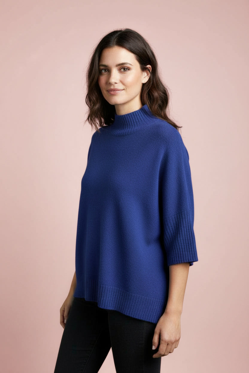 Produktfoto vom Pullover in Kastenform in der Farbe Royalblau vom Hamburger Modelabel stegmann mode