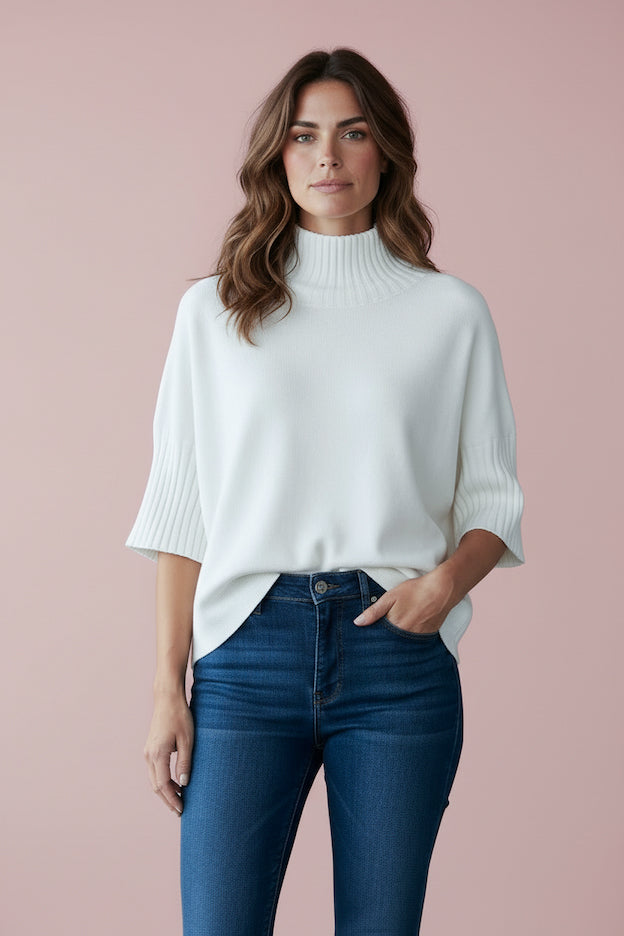 Produktfoto vom Pullover in Kastenform in der Farbe Weiss vom Hamburger Modelabel stegmann mode