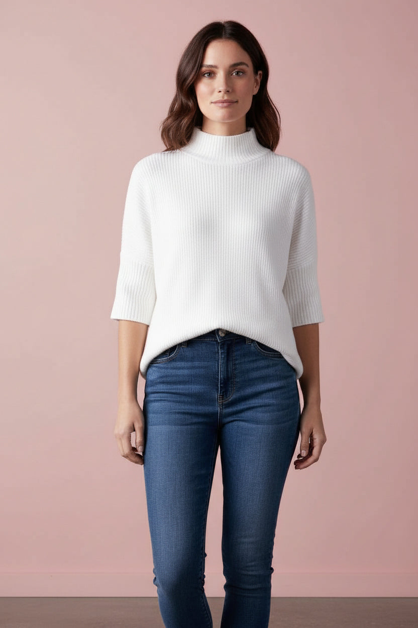 Produktfoto vom Pullover in Kastenform in der Farbe Weiß vom Hamburger Modelabel stegmann mode