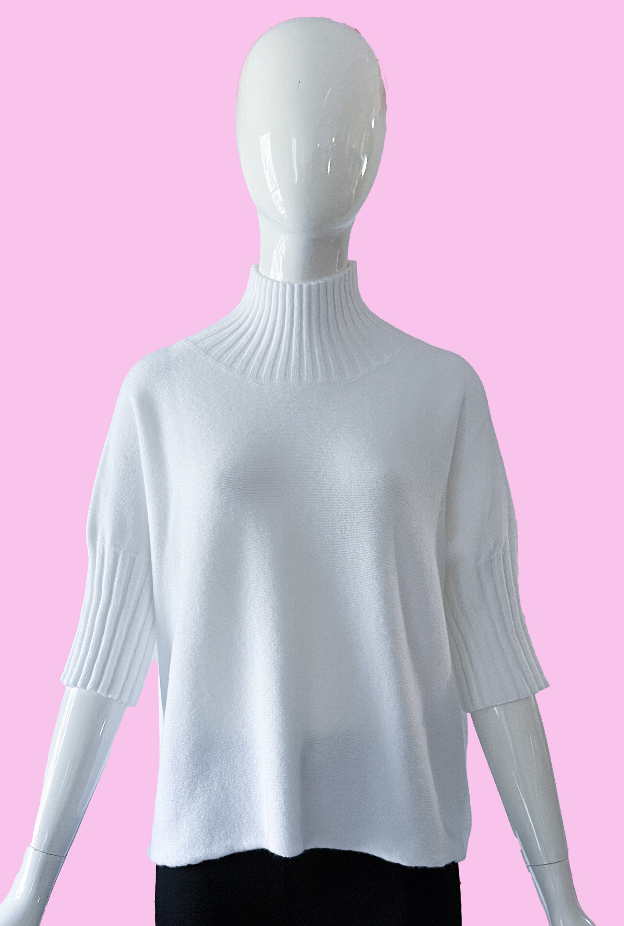 Produktfoto vom Pullover in Kastenform in der Farbe Weiß vom Hamburger Modelabel stegmann mode