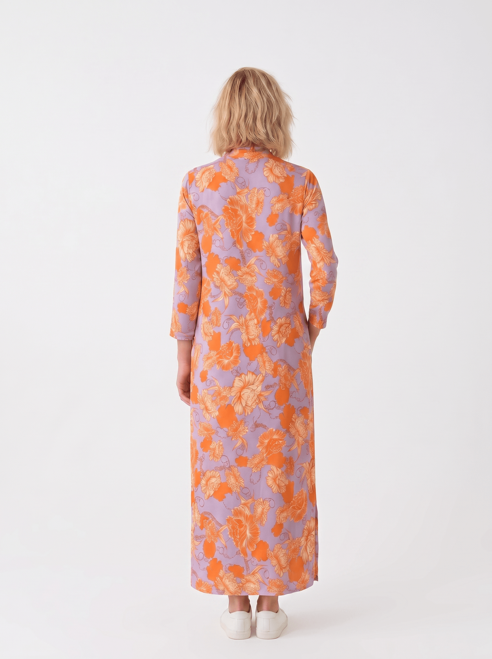 KI generiertes Modell im weißen Studio im Kleid Happy im Print Fleurs Orange von hinten vom Hamburger Modelabel stegmann mode