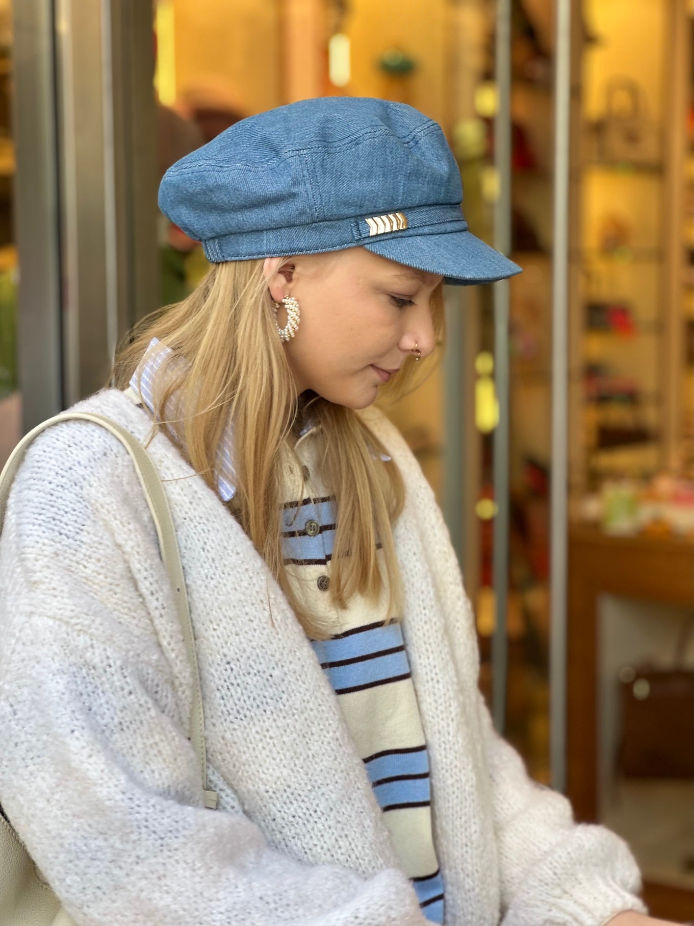 Frau beim Shoppen im blau weiß gestreiften Pullover vom Hamburger Modelabel stegmann mode