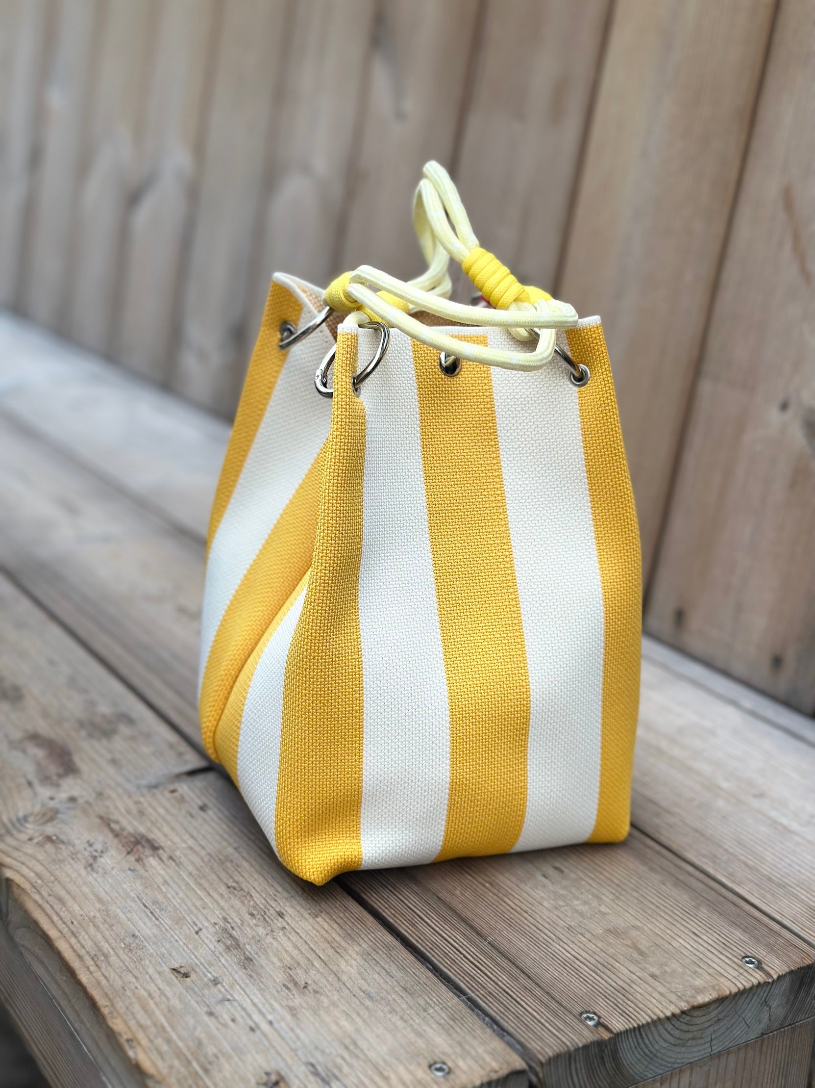 Canvas Bucket Bag gelb weiß gestreift vom Hamburger Modelabel Stegmann Mode