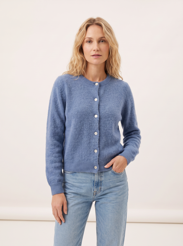KI generiertes Modell im hellen Studio in der Strickjacke Christine in der Farbe Jeansblau vom Hamburger Modelabel Stegmann Mode